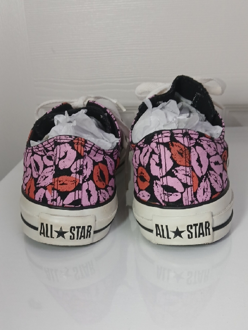 Converse Chuck Taylor All Star Low Top Pink & Red Lip Print Sneakers - Picture 6 of 16